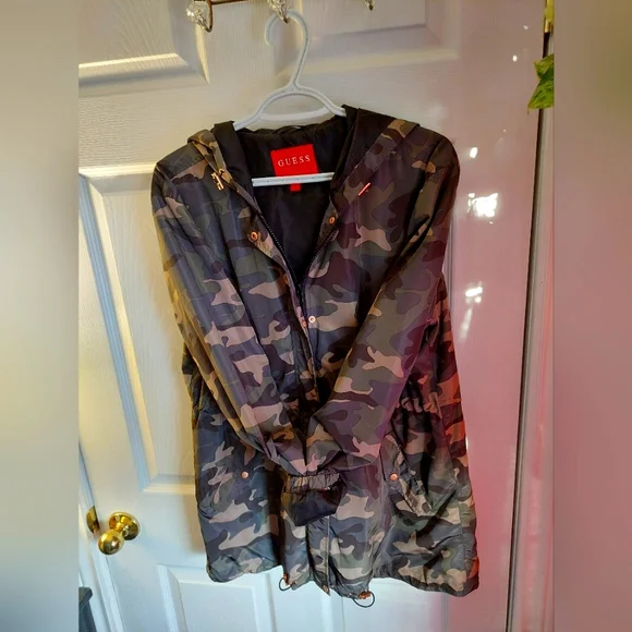 Women's Guess Camouflage Print Jacket. PRICE FIRM - Picture 3 of 8
